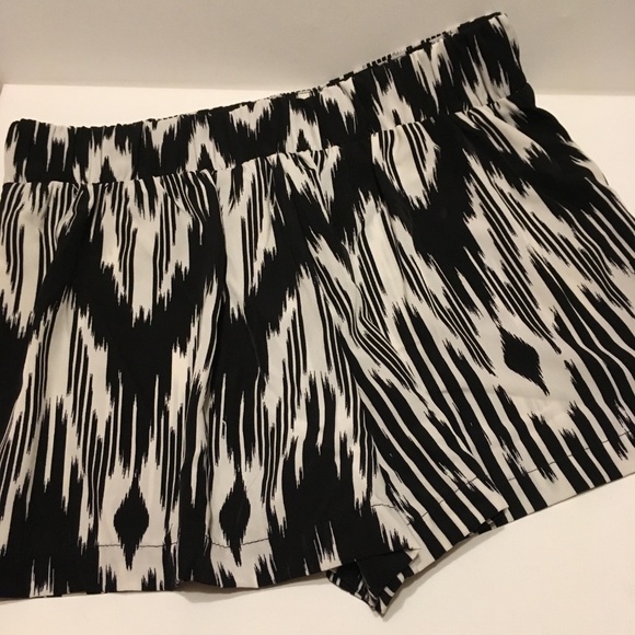 Socialite Shorts Abstract Black & White - Picture 3 of 4